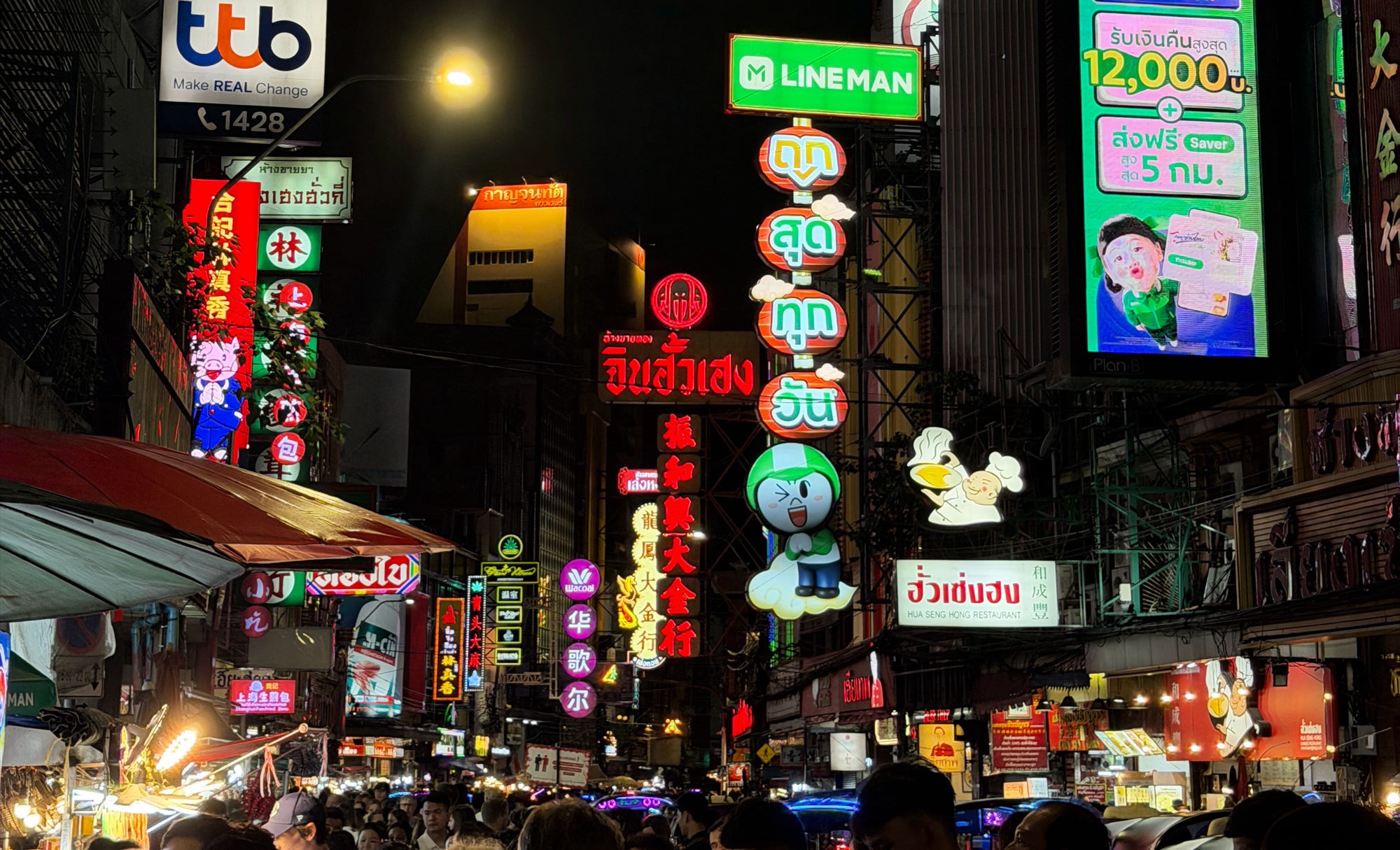 Chinatown Bangkok bei Nacht — Yaowarat Road mit bunten Neon-Schildern auf Thai und Chinesisch