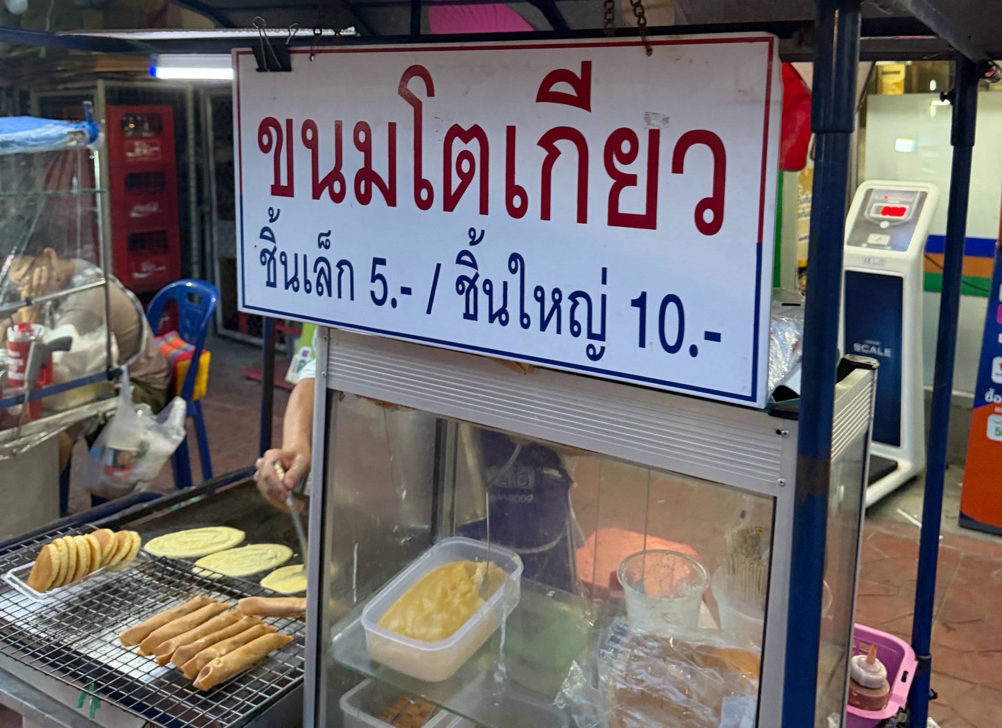 Pfannkuchen-Stand neben Uncle Tu in Bangkok — Thai-Schild mit Preisen: klein 5 Baht, groß 10 Baht