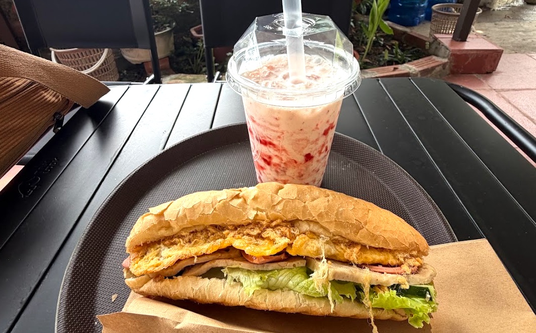 Bánh Mì und Eissaft vom Café neben dem Buffalo Hostel auf Cat Ba