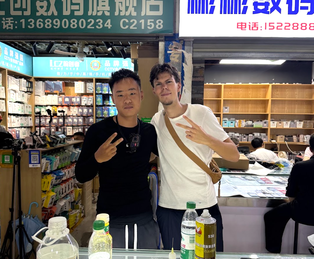 Kevin mit dem Verkäufer der gebrauchten DJI Action 4 in Chengdu