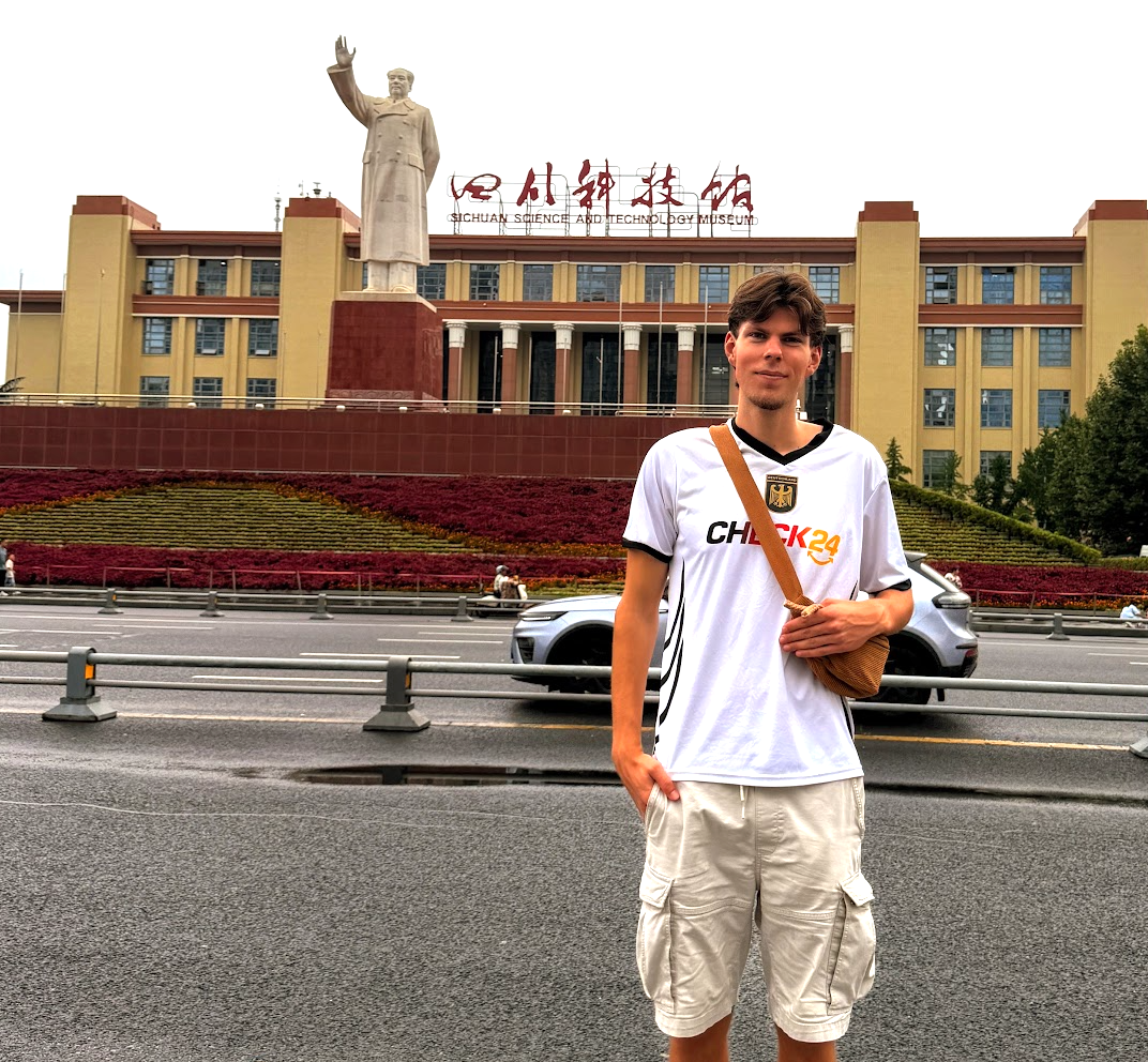 Kevin vor dem Sichuan Science and Technology Museum in Chengdu