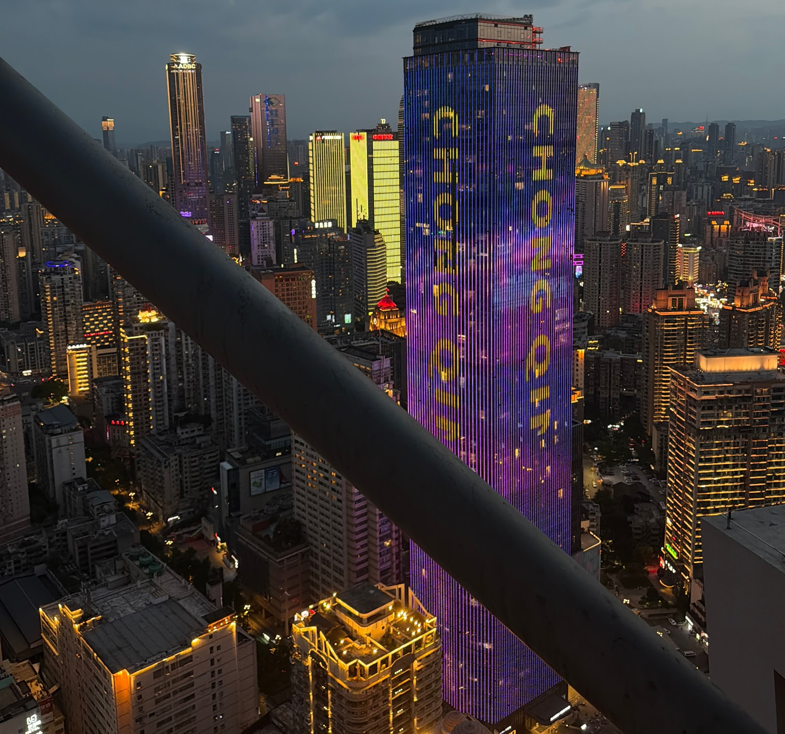 Blick von der Ascott-Plattform auf die Chongqing Skyline bei Nacht