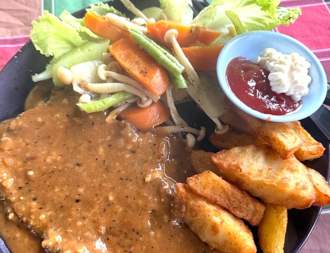Steak mit Pilzen, Gemüse und Pommes im Namfon Restaurant auf Don Det