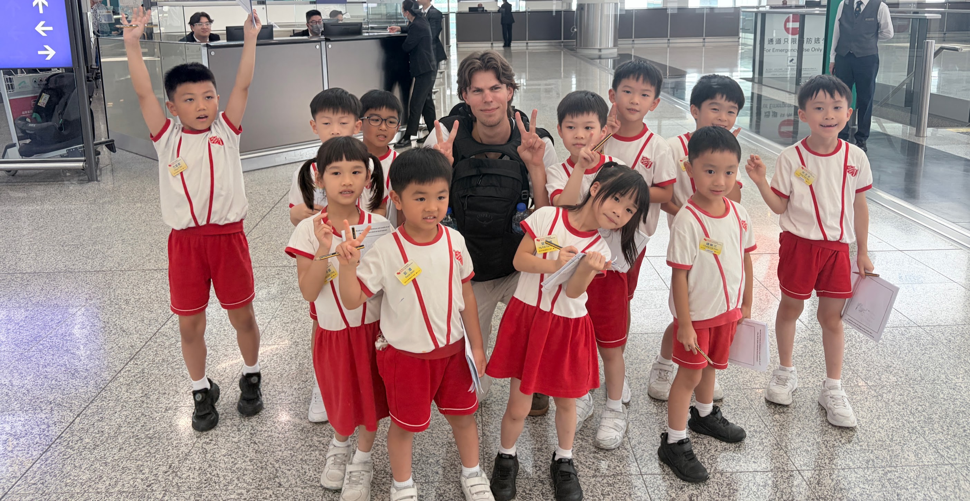 Vorschulklasse am Flughafen Hongkong
