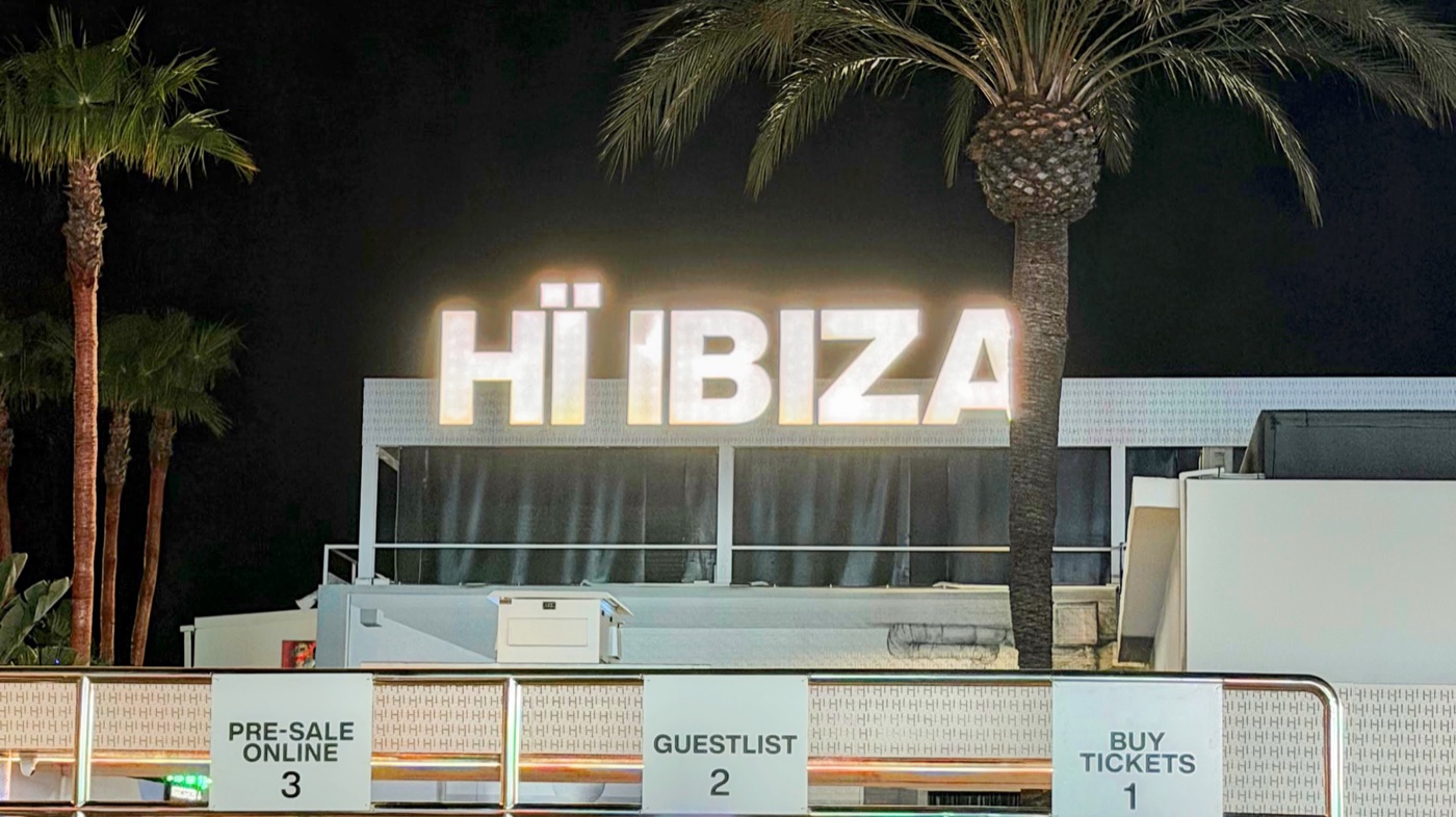 Hï Ibiza — Schild von außen bei Nacht