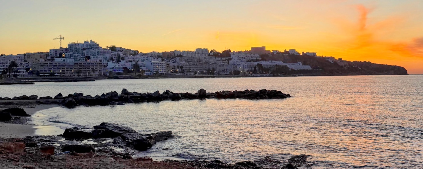 Ibiza bei Sonnenaufgang — Blick auf die Stadt vom Wasser