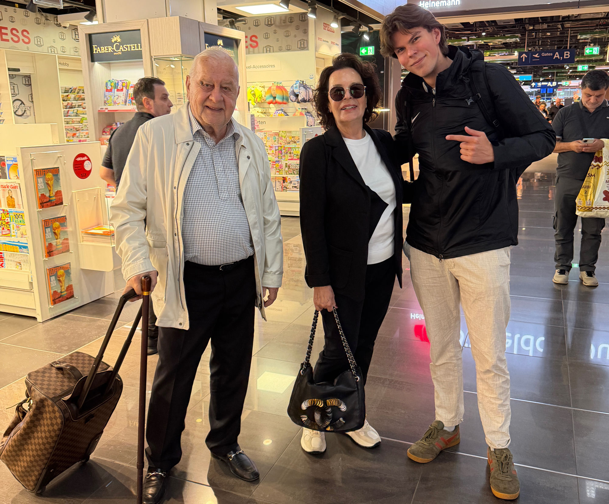 Kevin mit Hülya Koçyiğit am Flughafen Düsseldorf
