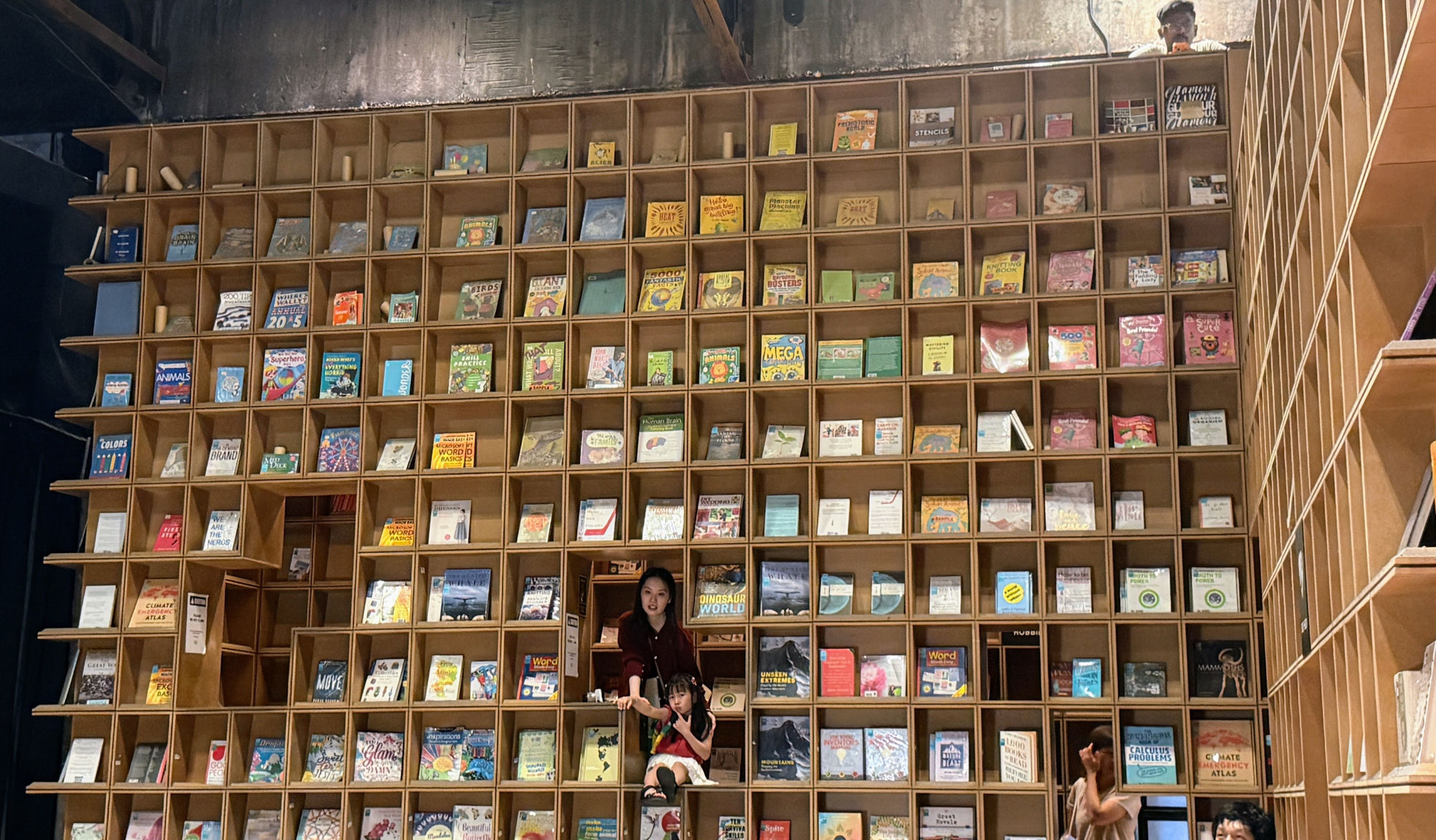 Riesige Bücherwand im REX KL Bookshop, Kuala Lumpur