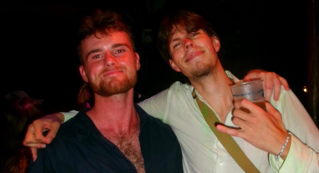 Kevin und ein Freund feiern nachts beim Nestival auf Koh Rong