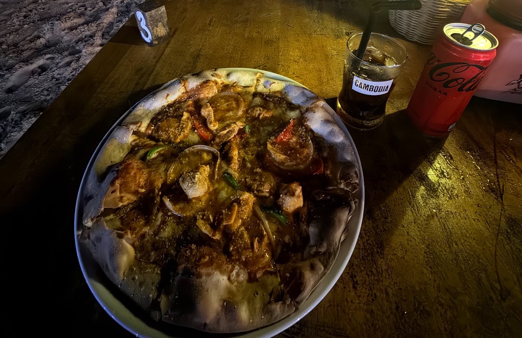 Pizza mit Hühnchen und Gemüse im Lost Boys Hostel auf Koh Rong, dazu Cola und ein Cambodia-Bier