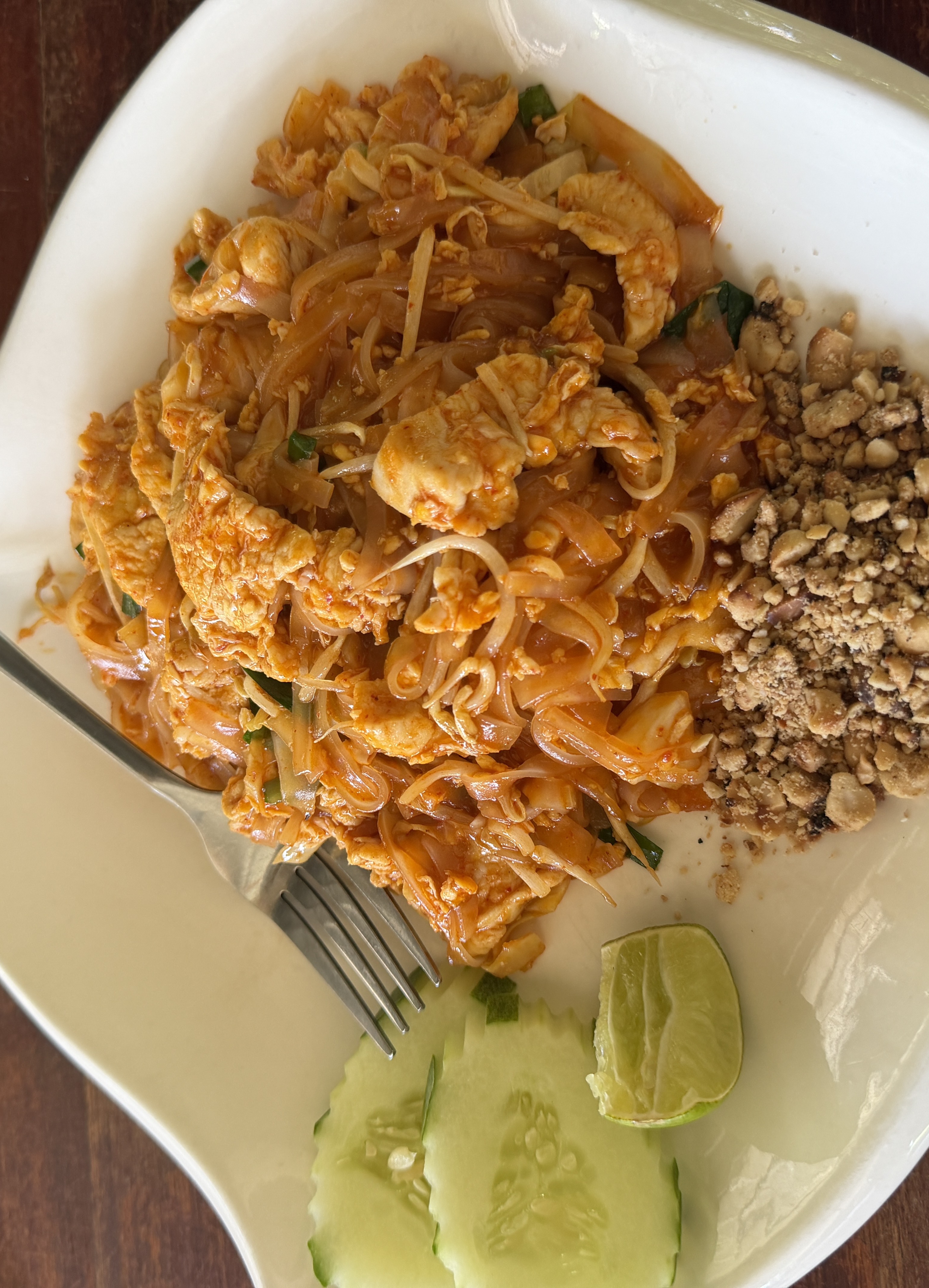 Pad Thai bei Blue Chair auf Koh Tao — Reisnudeln mit Ei, Erdnüssen, Gurke und Limette für 80 Baht