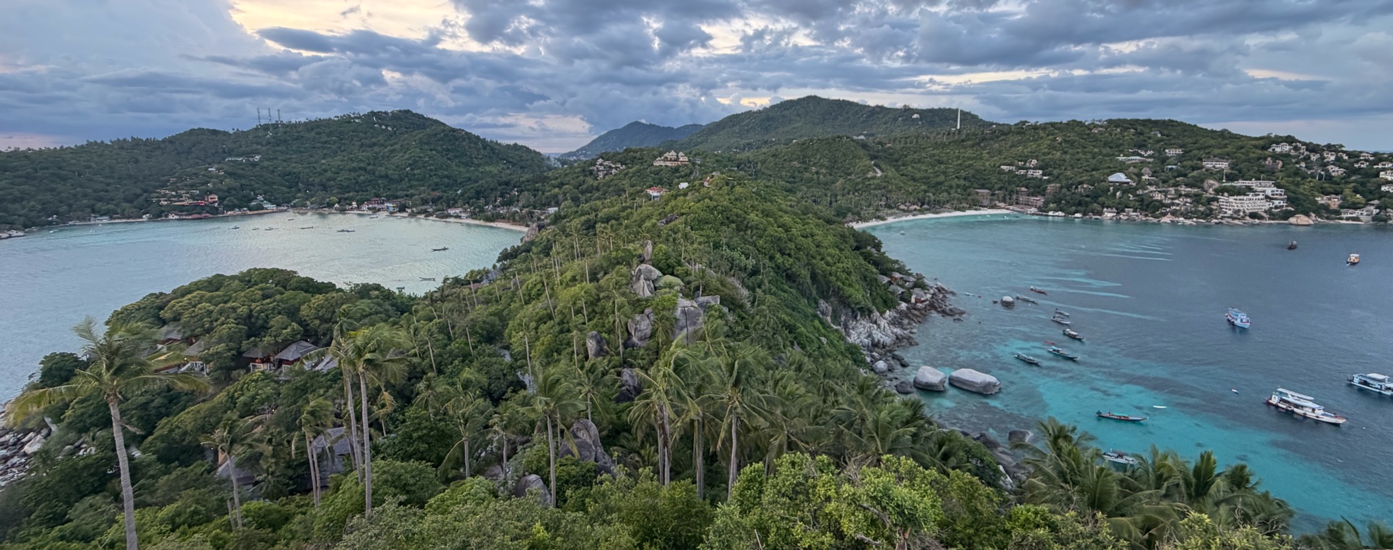Panoramablick vom John Suwan Viewpoint auf Koh Tao — türkisfarbenes Wasser, Palmen, Boote und die Küstenlinie der Insel