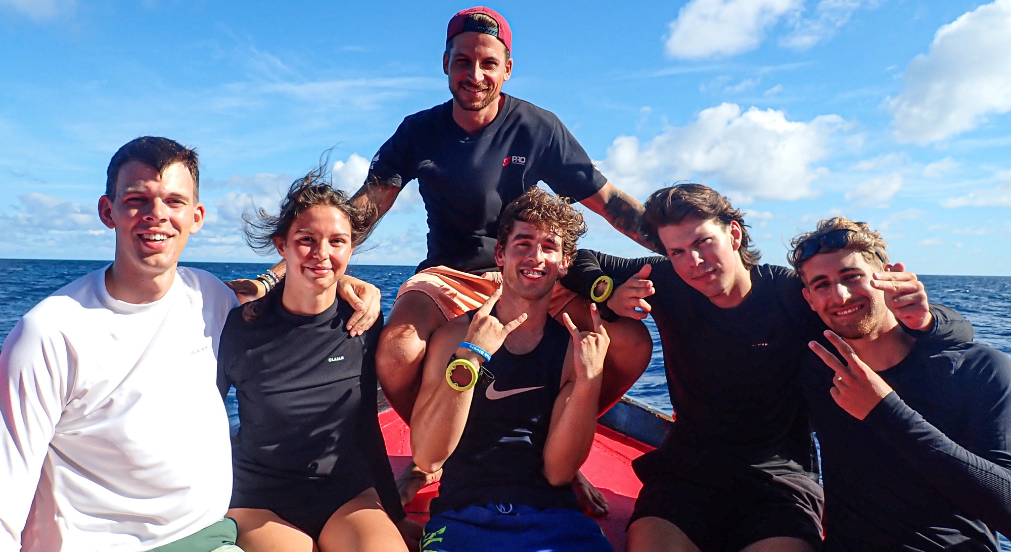 Die Tauchgruppe auf dem Boot nach dem PADI Open Water Kurs bei Rainbow Fish Divers auf Koh Tao