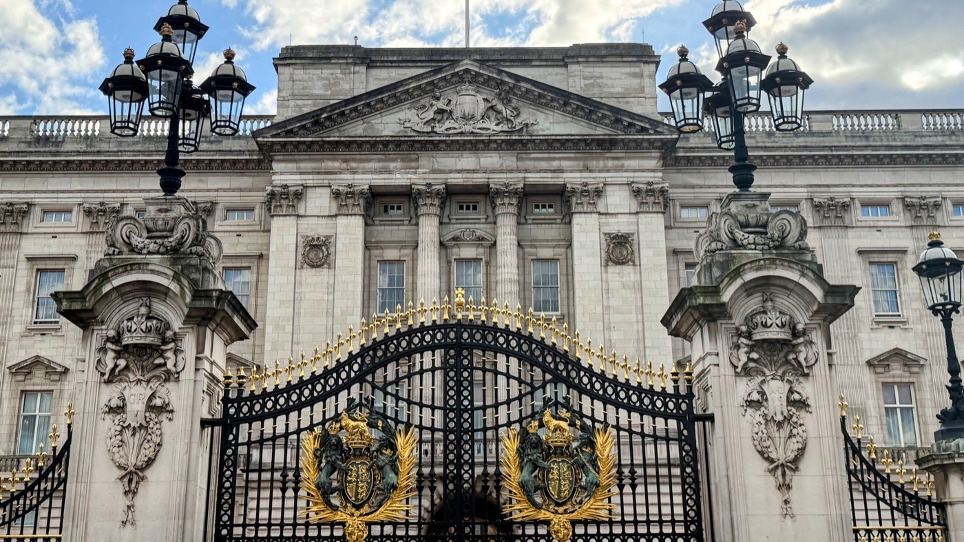 Buckingham Palace — Eingangstor mit Wappen, London