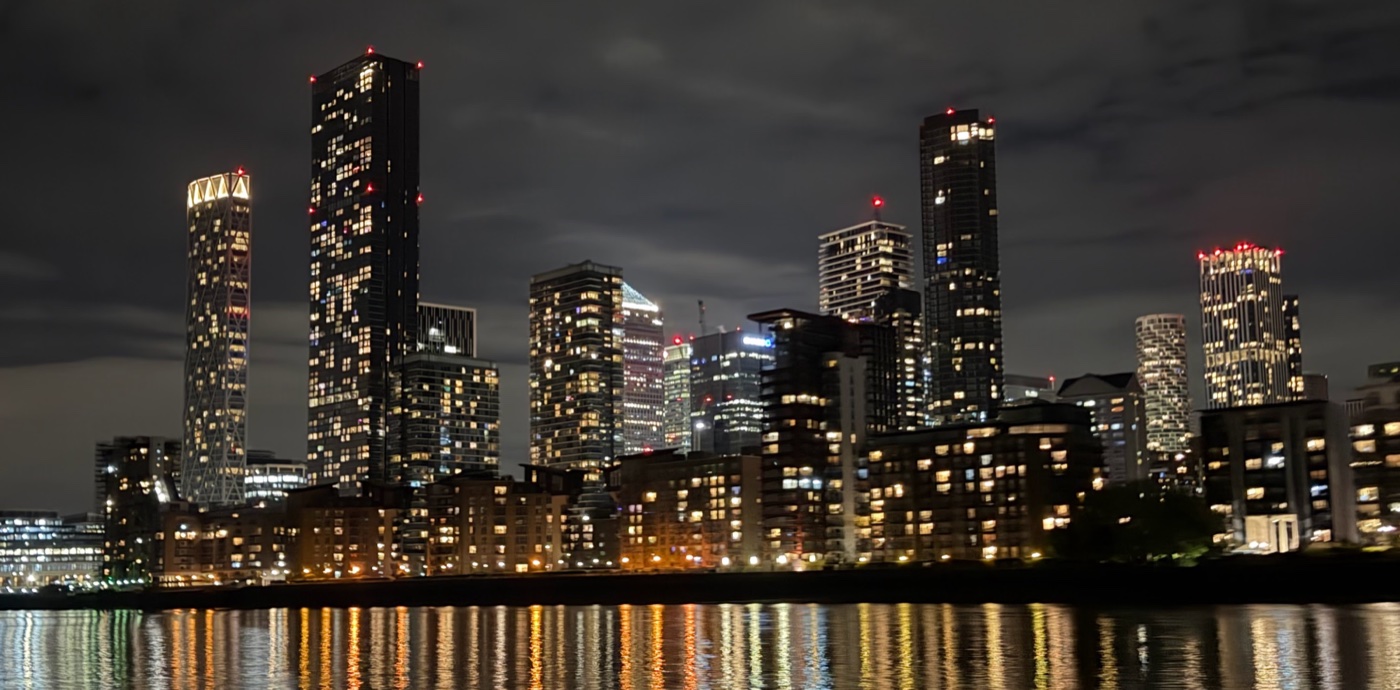 Londoner Skyline bei Nacht vom Uber Boat auf der Themse