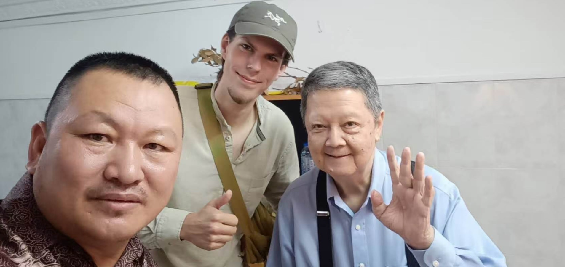 Kevin mit seinem chinesischen Freund und einem Mitglied des kambodschanischen Königshauses