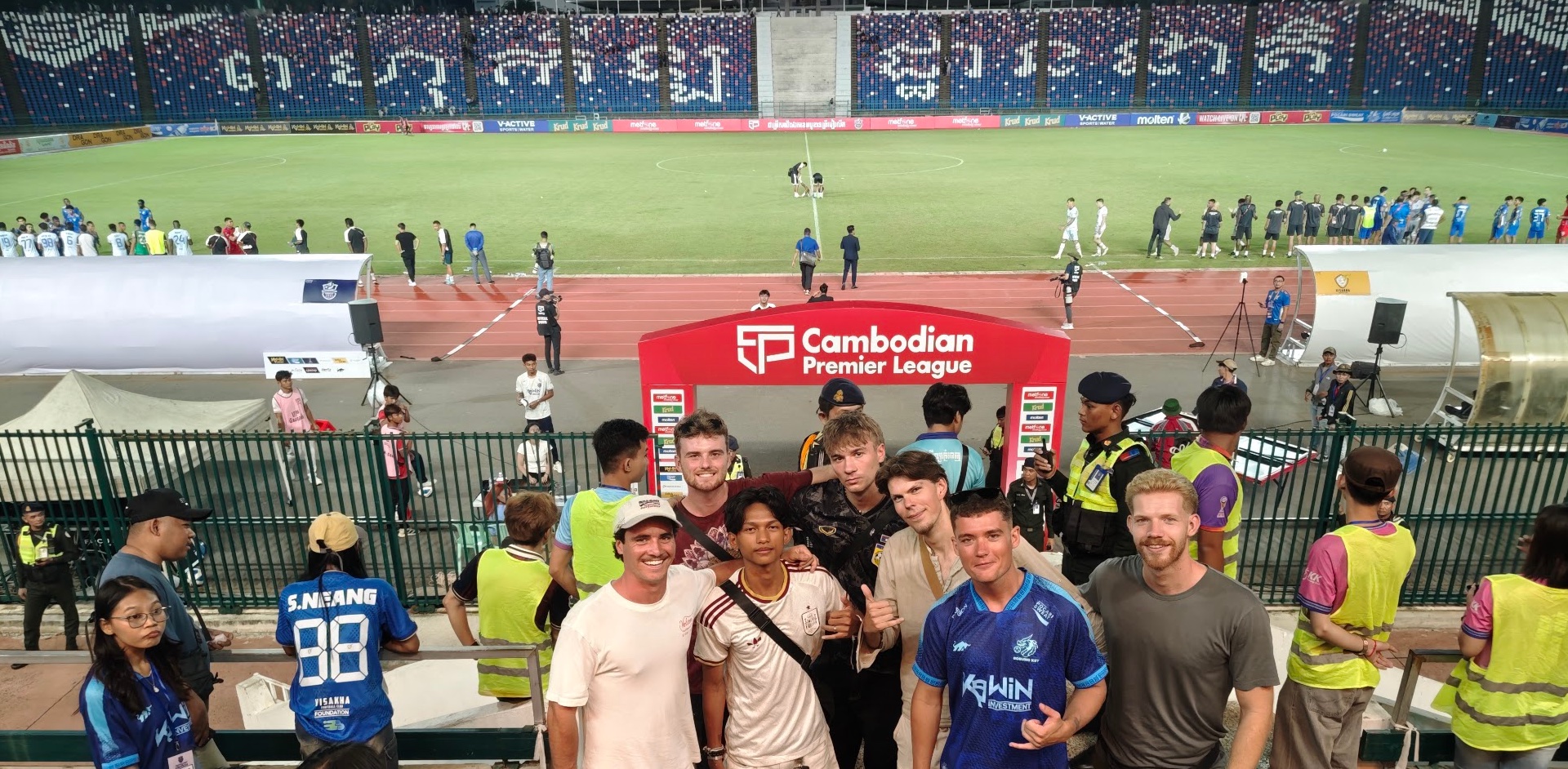 Kevin und die Truppe vor dem Spielfeld beim Cambodian-Premier-League-Spiel Boeung Ket gegen Visakha FC im Olympic Stadium