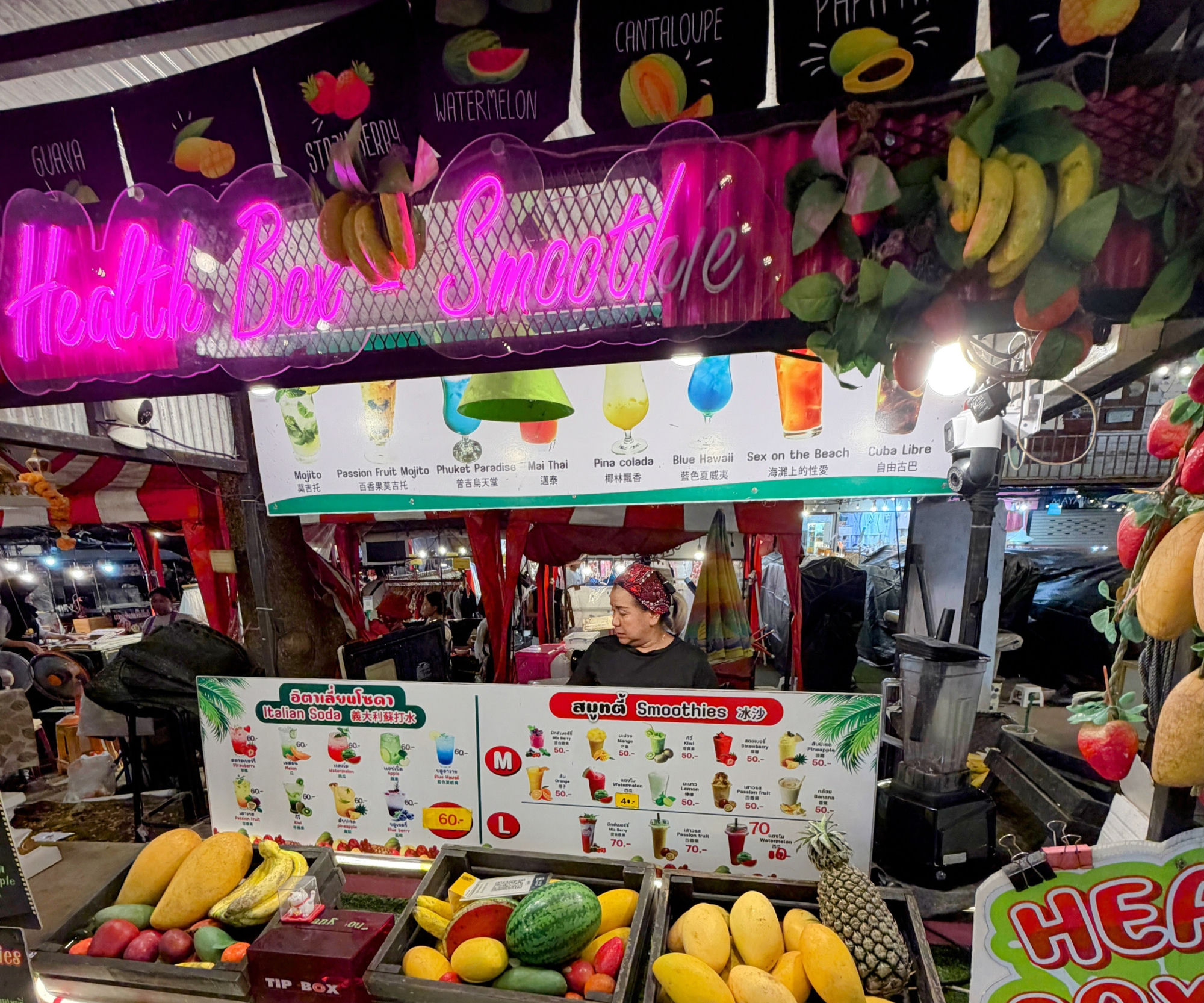 Smoothie-Stand mit Neon-Beleuchtung auf dem Chillva Market in Phuket