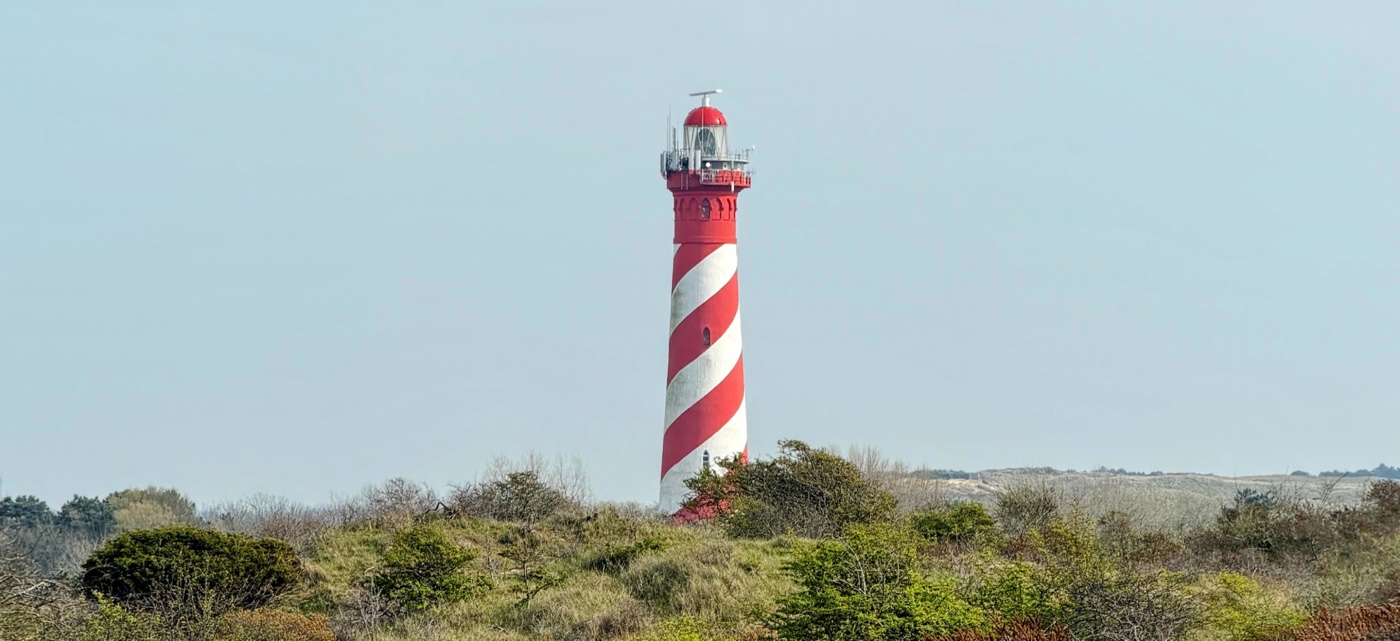 Westerlichttoren Nieuw-Haamstede — rot-weißer Leuchtturm in den Dünen