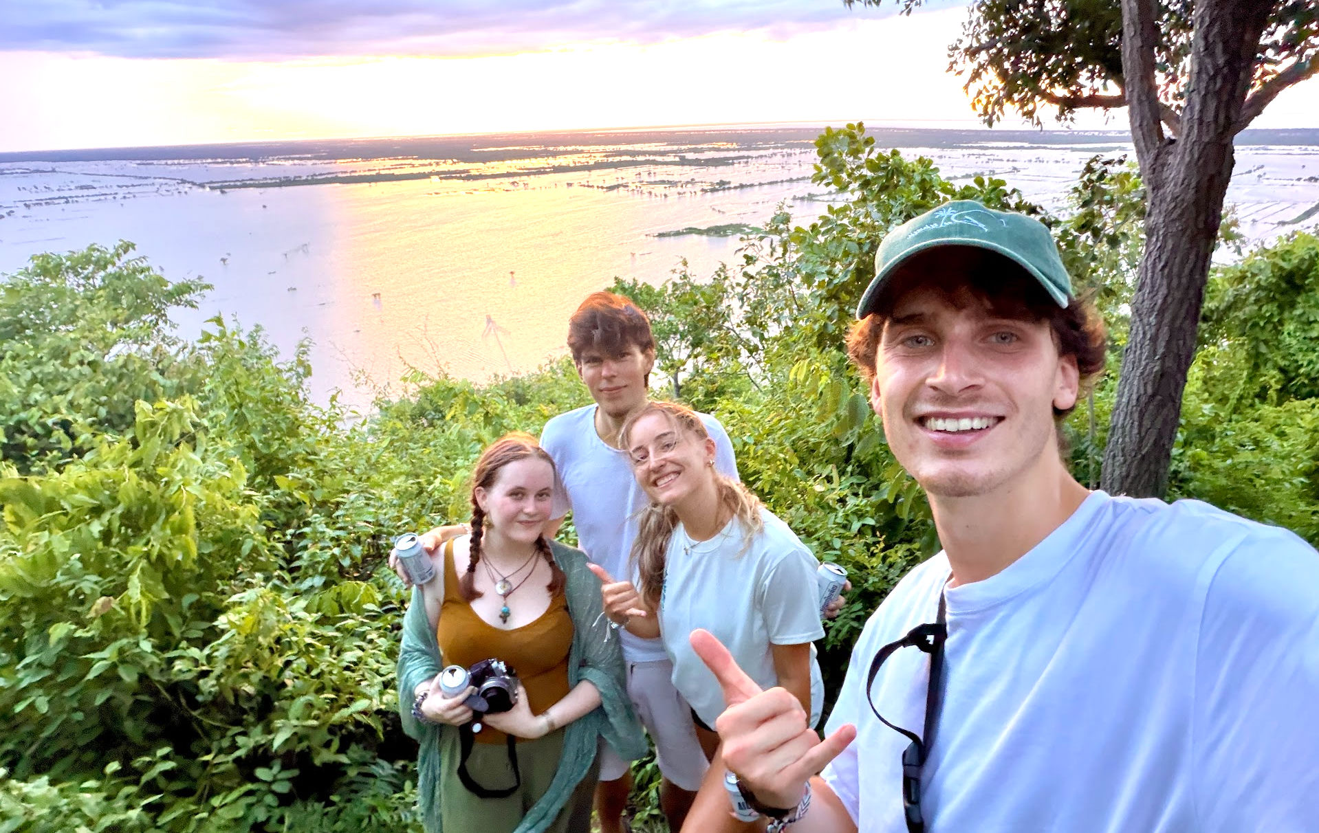 Kevin, Hannah, Laura und Otis bei Sonnenuntergang auf dem Phnom Krom, im Hintergrund der überflutete Tonle Sap