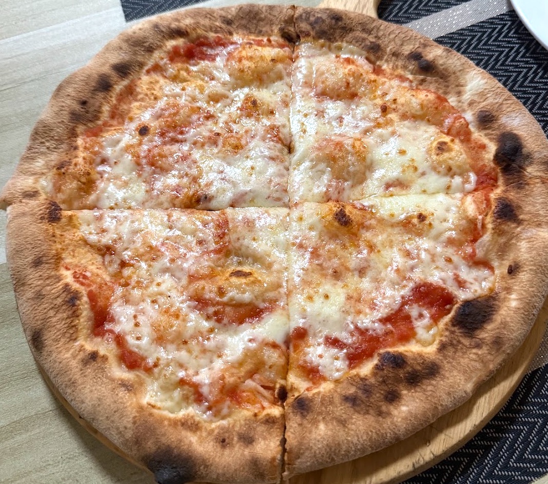 Margherita-Pizza aus dem Holzofen bei Neapolitan Pizza in Vang Vieng