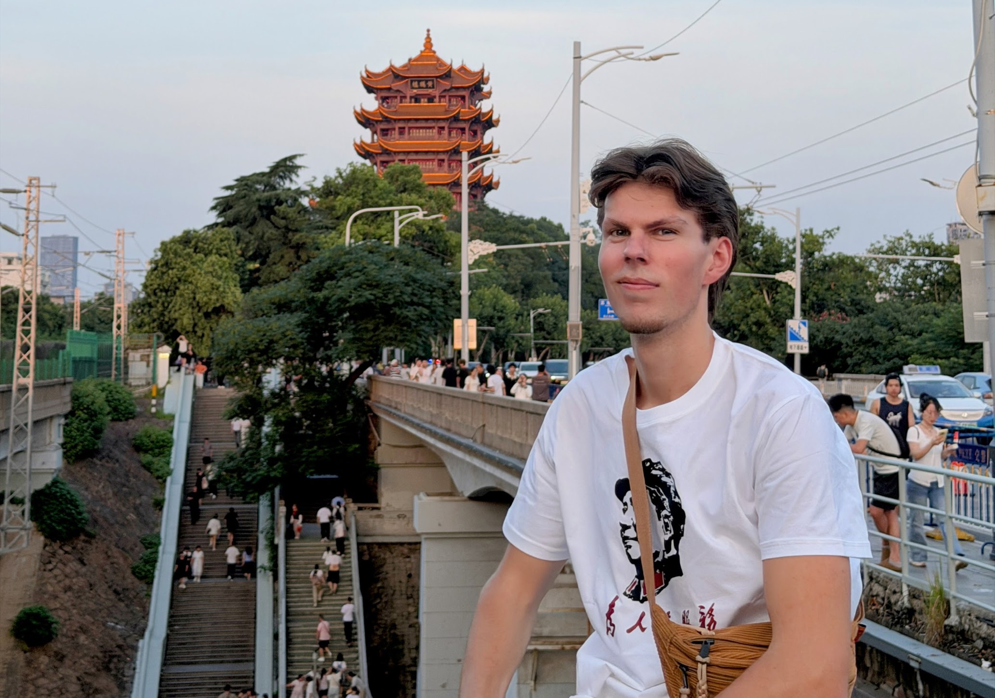 Kevin vor dem Gelben Kranich-Turm in Wuhan