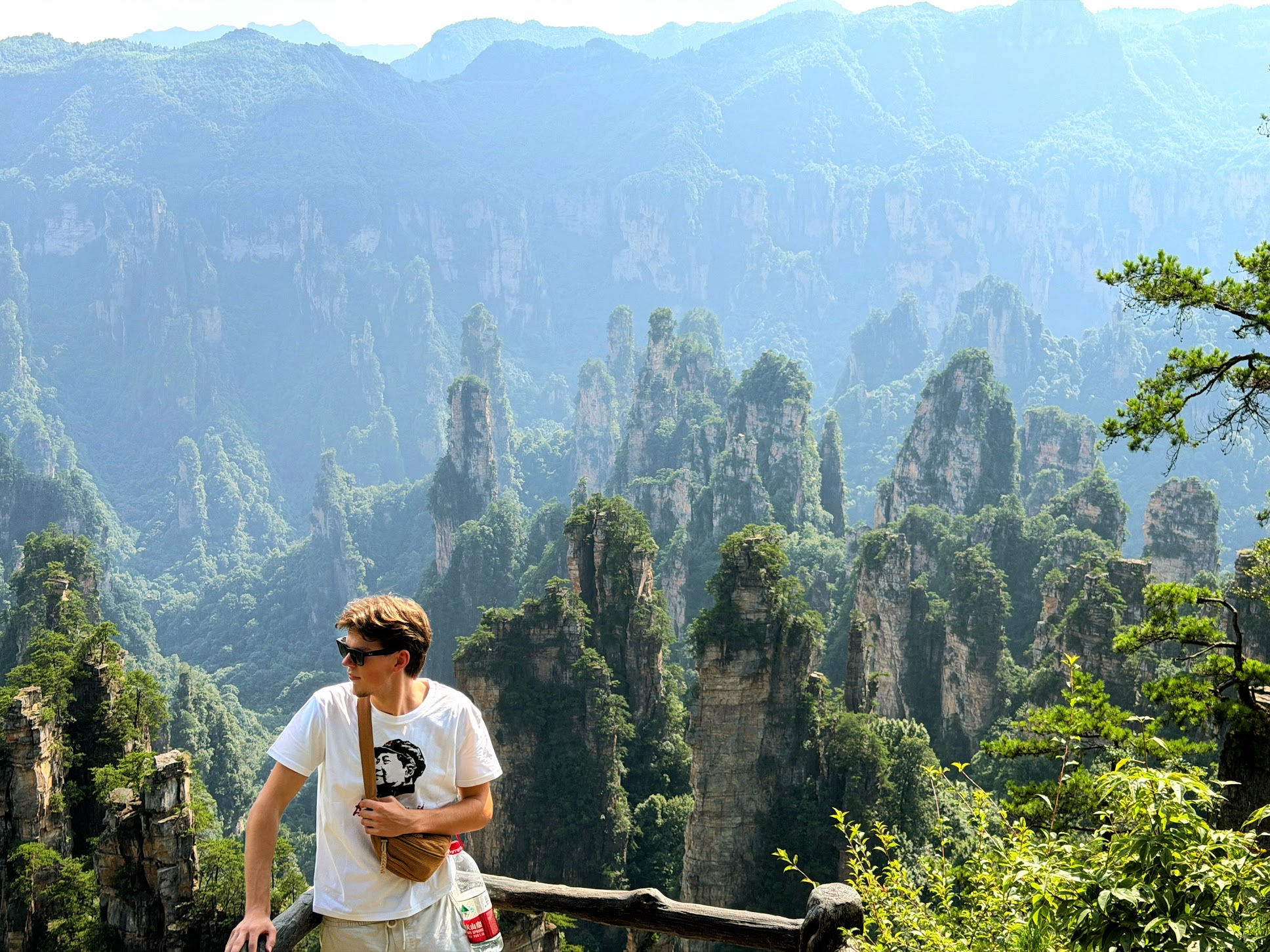 Kevin vor den Avatar Mountains in Zhangjiajie