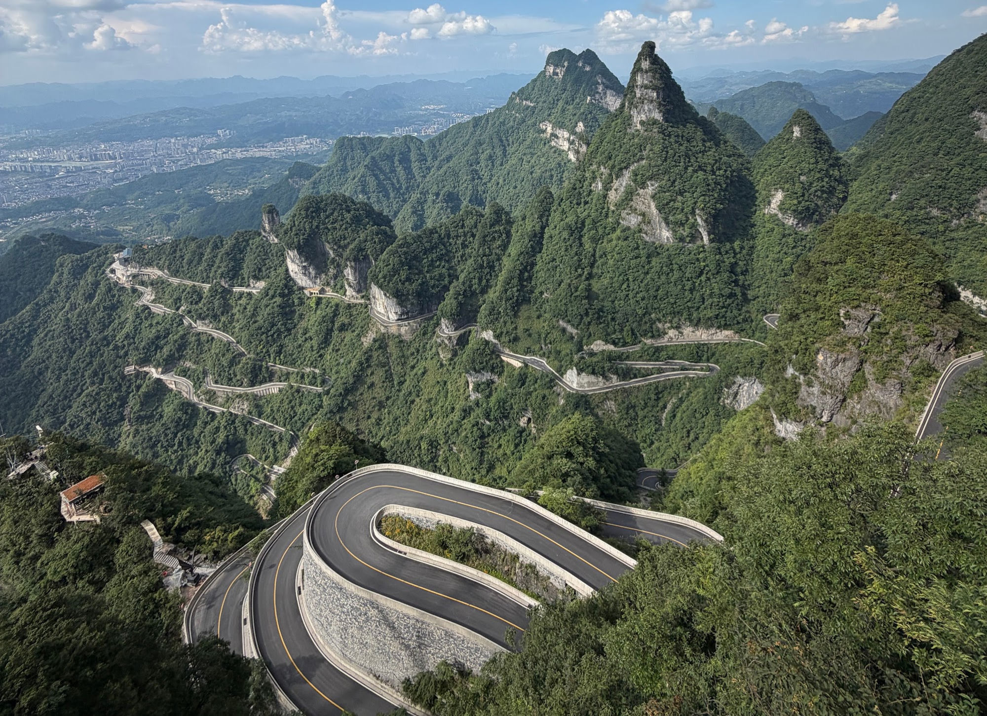 Blick von oben auf die Serpentinenstraße am Tianmen Mountain