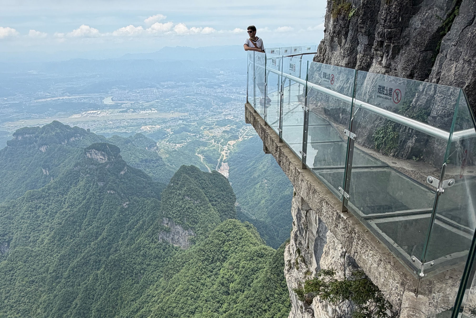 Kevin auf dem Glasboden-Skywalk am Tianmen Mountain